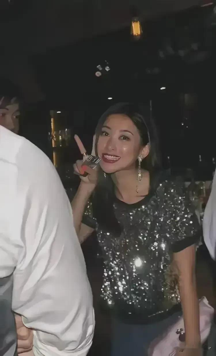 这便是朱珠在国外的日常生活。想必西餐早已尝遍，佳酿也少不了品味几番。她所在的圈子