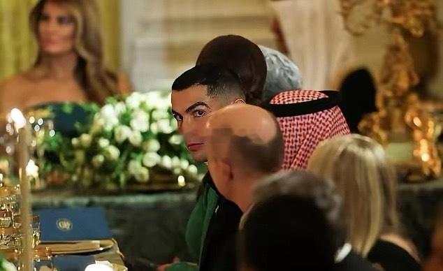 C罗现身白宫晚宴。特朗普说，“我儿子是C罗的超级粉丝，巴伦见到了他，我想他现在更