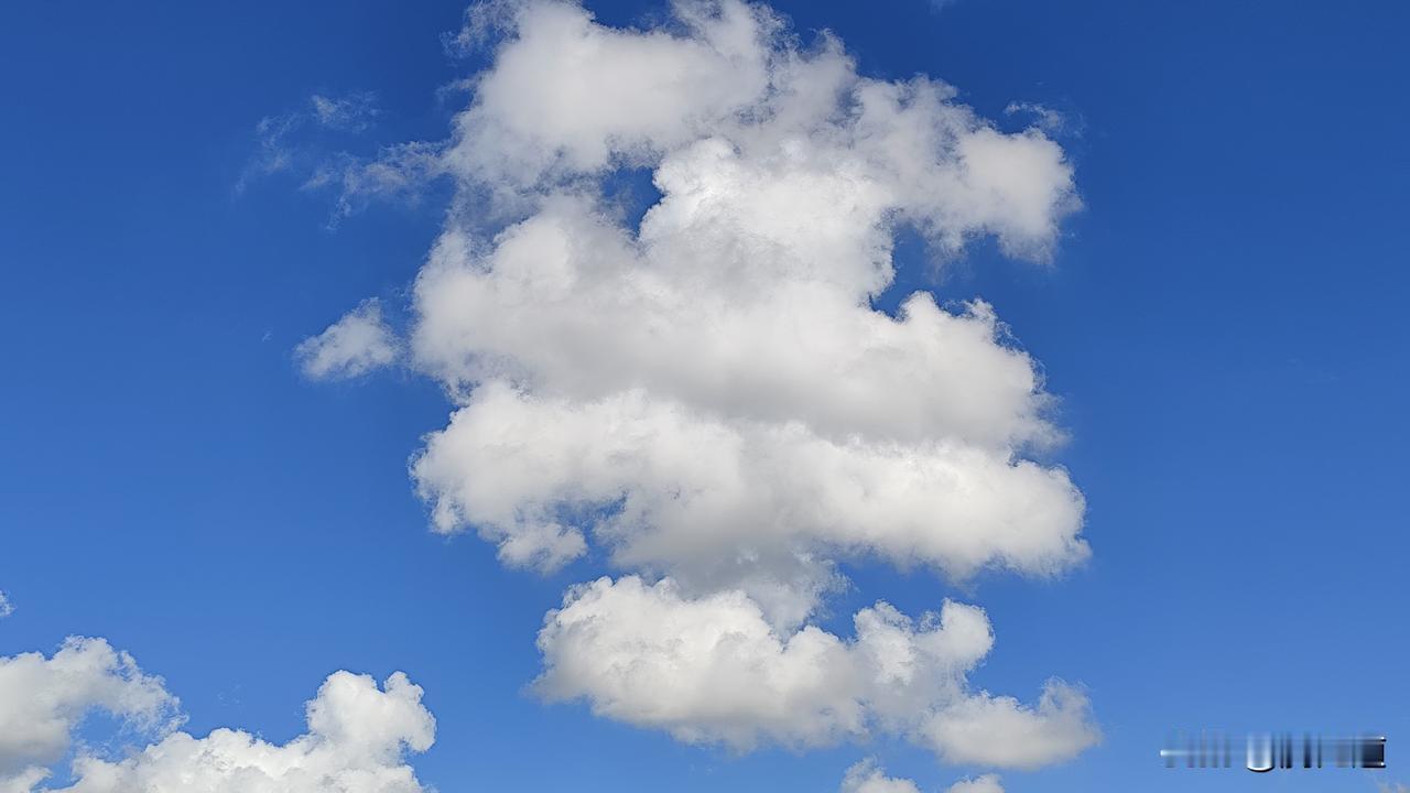 可以分享一张你拍的天空美照吗层层白云叠如汉