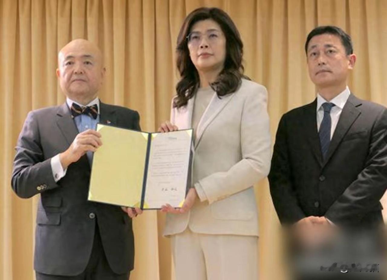 郑丽文以个人名义向日本捐款说明了什么？
近日，郑丽文以个人名义向日本灾区捐款，真
