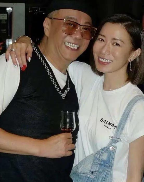 一次，欧阳震华对佘诗曼说：“你如果现在不生孩子，我建议你冻个卵。”佘诗曼大惊：“