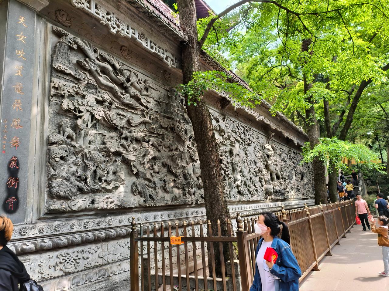 游灵隐寺，七步成联，感觉比原对要好得多。

五一前游杭州，二游灵隐寺，见大殿后的