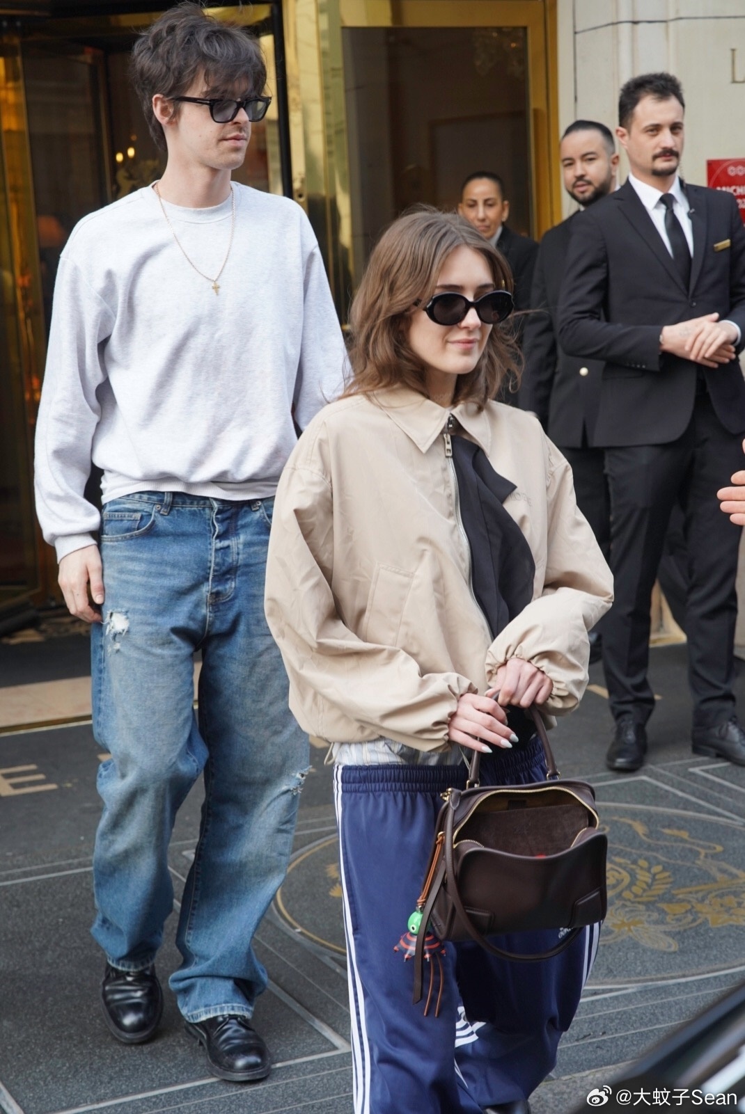 talia ryder塔莉娅莱德和演员Earl Cave在巴黎外出，一起离开下榻