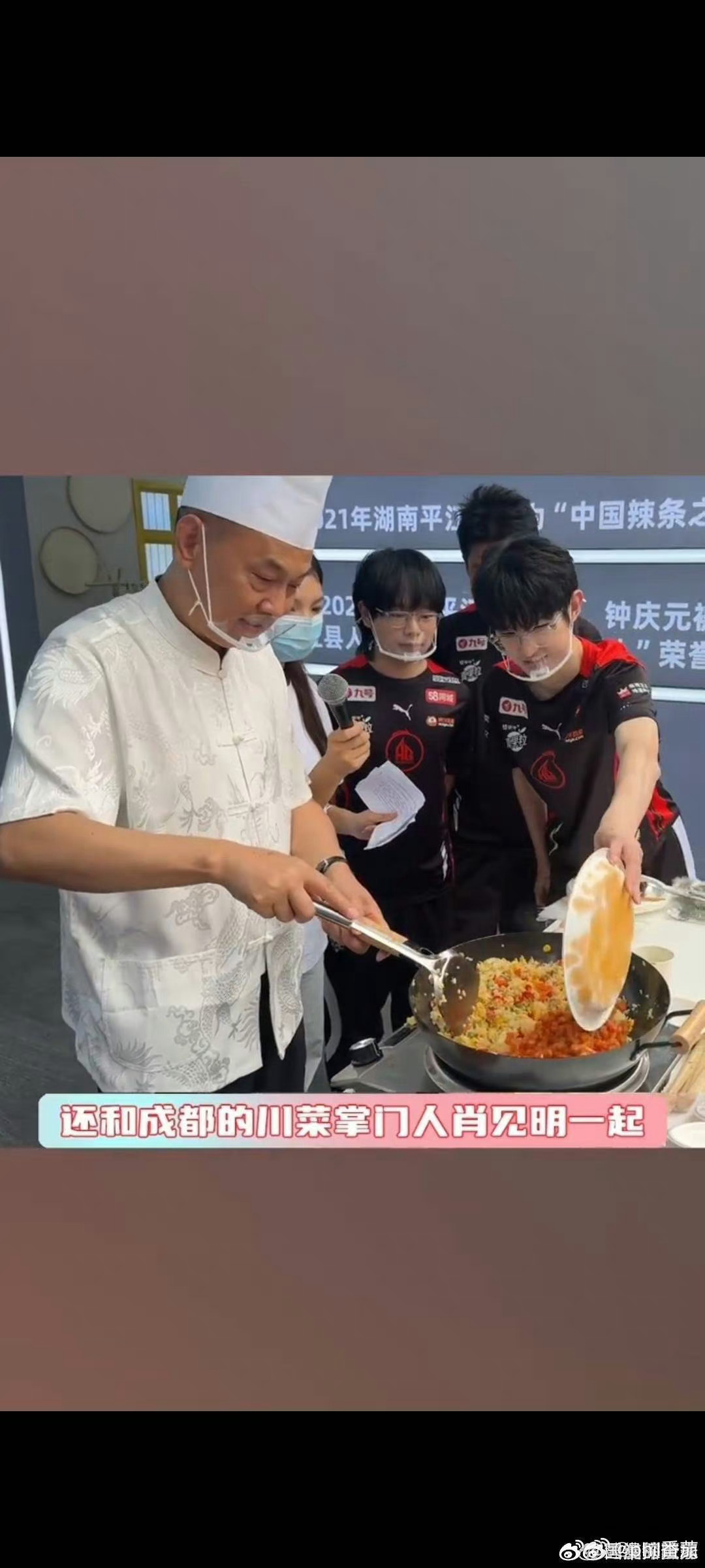 #一诺街头炒饭#感觉一诺也是太宝藏了，没有想到一诺会炒饭，而且在街头和粉丝的互动