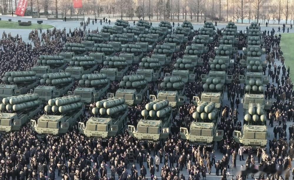 司令官春节给部队交付地表最强年货，50辆5联装600mm远程火箭炮，一列列的火箭