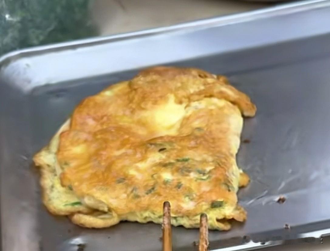 南通老式“双面蛋饼”，发面油饼，现场用兰花碗打蛋，煎香后折叠，没有过多的配料，也