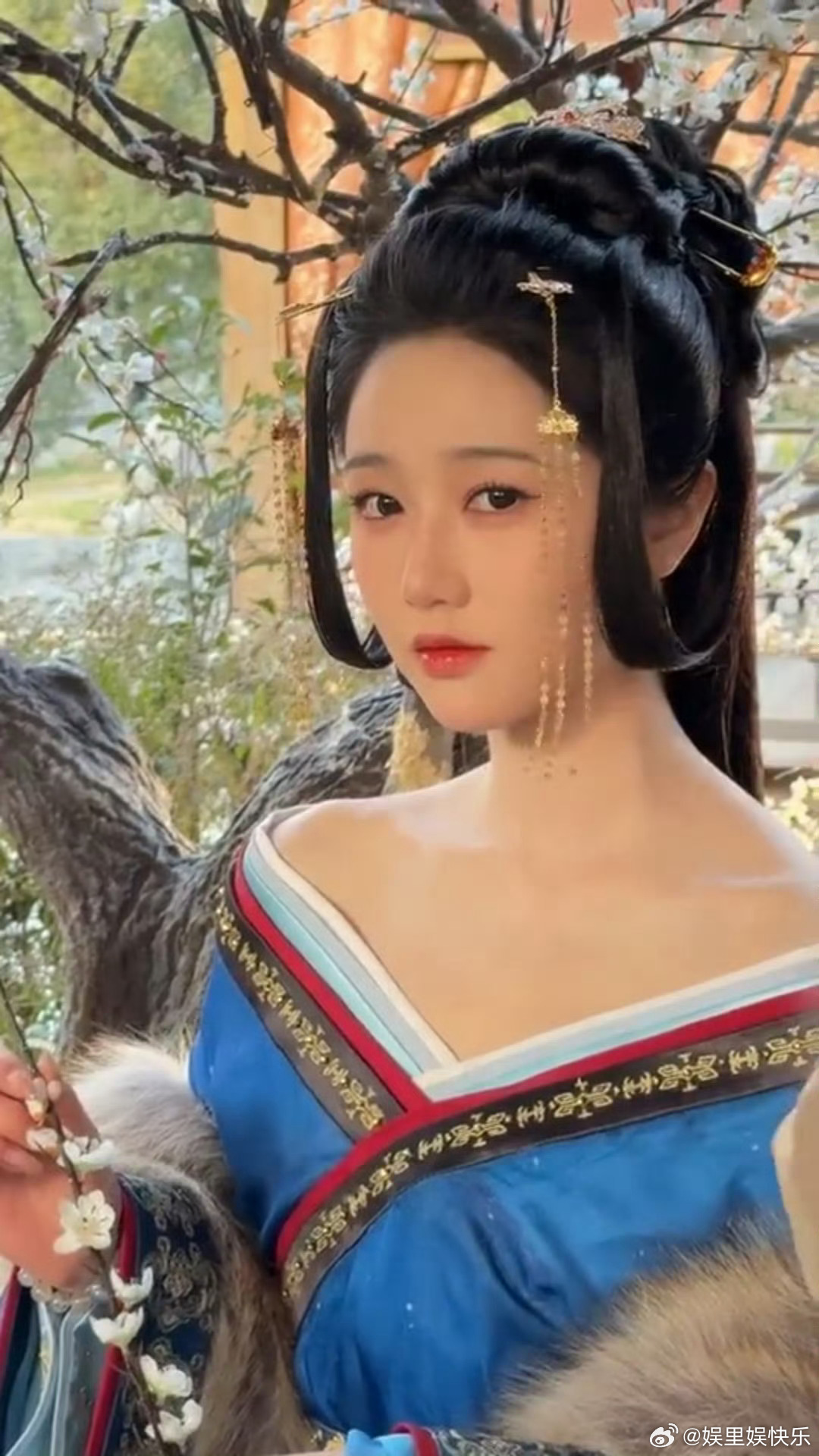 岳雨婷前脚登一线大刊后脚就闪耀巴黎 期待值爆棚！岳雨婷演绎费加罗Y妲己，前脚闪耀