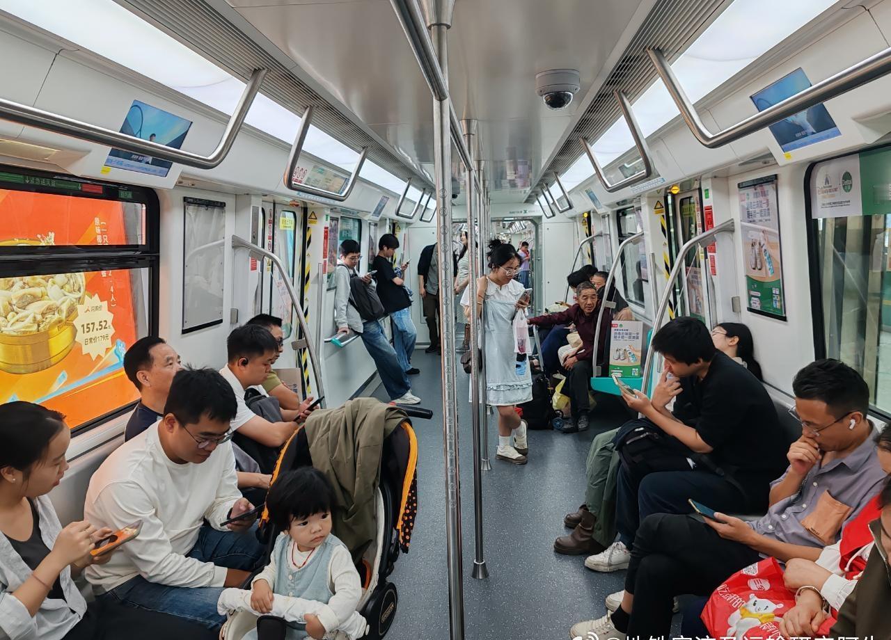 网友：2025.10.25（周六，晴）16时左右，深圳地铁6号线往松岗方向光明大