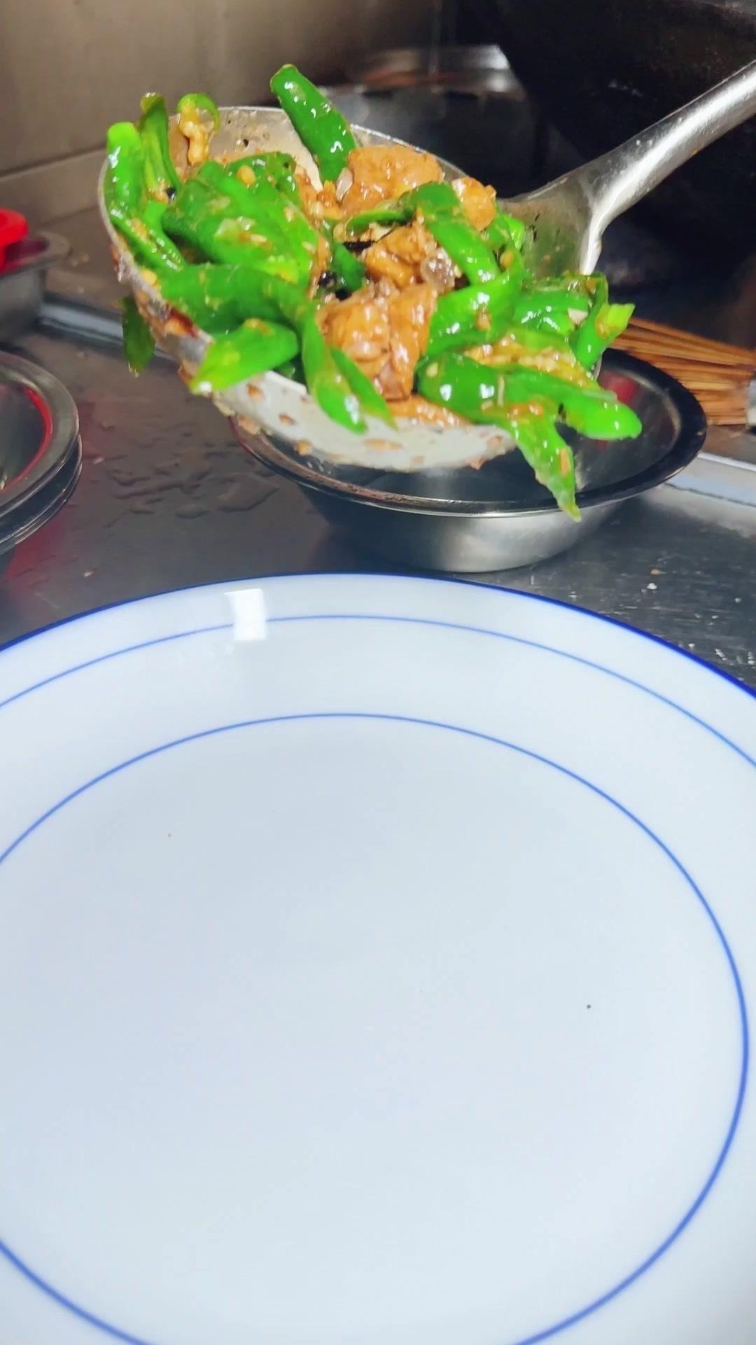 🔥湖南擂辣椒排骨，香到舔碗！🍚湖南人对辣椒的爱刻在DNA里！这道擂辣椒排骨简