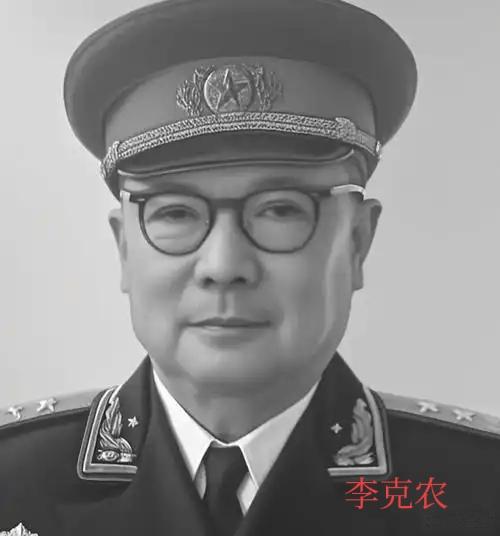 1937年，李克农外出散步，这时，一个老农朝他扔了一个纸团，李克农打开一看，脸色