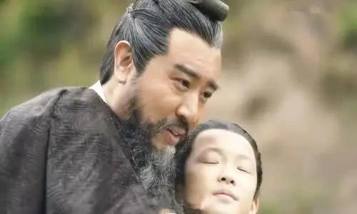公元208年，13岁的曹冲病逝，他的好友周不疑悼念后离开。曹操吩咐手下：“去把这