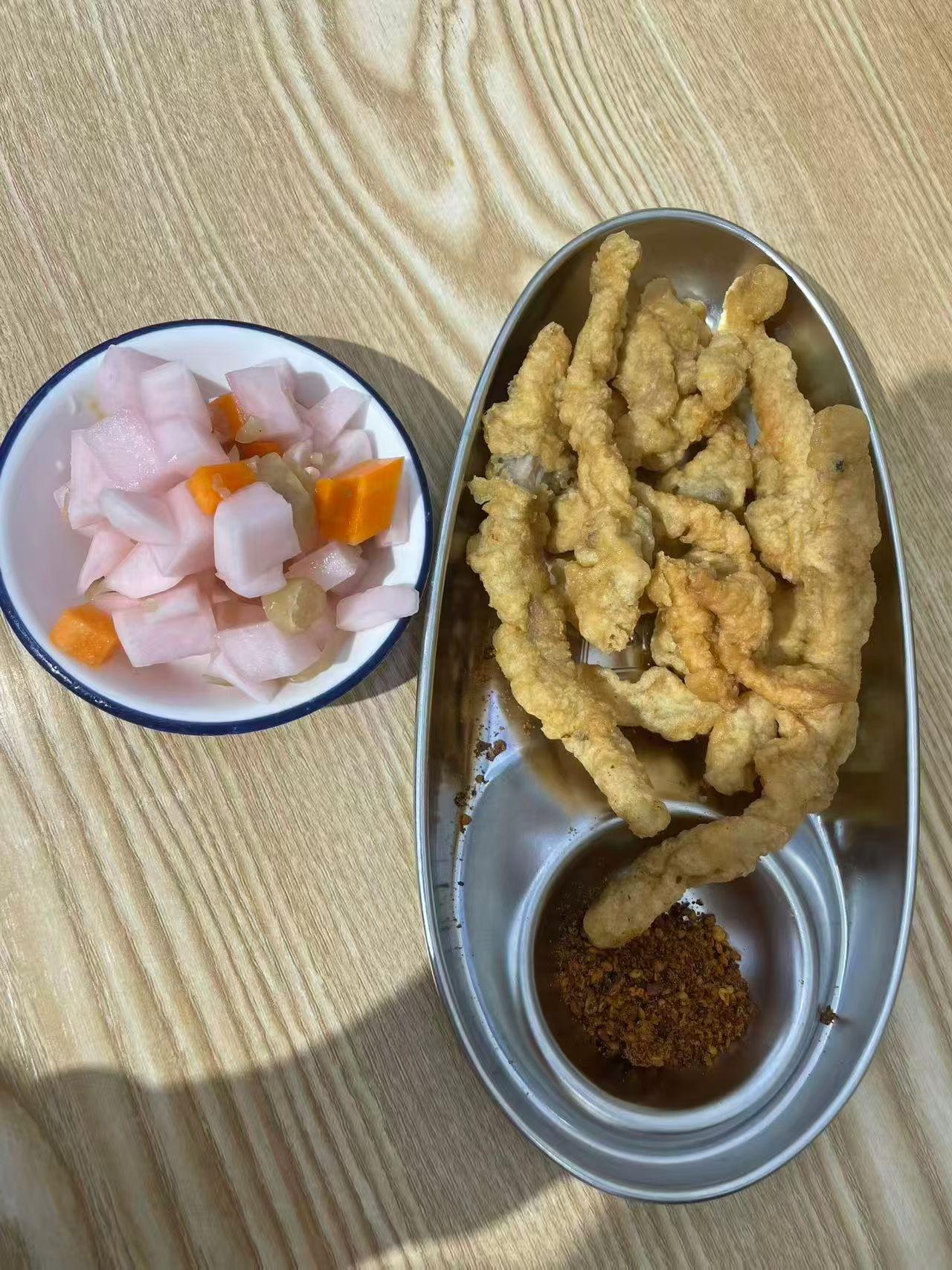 正在吃晚饭的时候，手机嘀的一声，一条信息冒出来，看完，手里的小酥肉瞬间不香了。