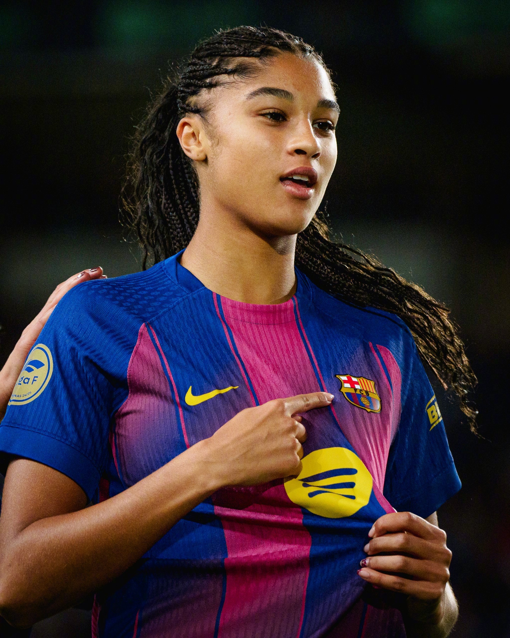 指尖的方向，是心脏，亦是我们的信仰❤️💙每一场，都是为热爱而战⚔️  🔴🔵