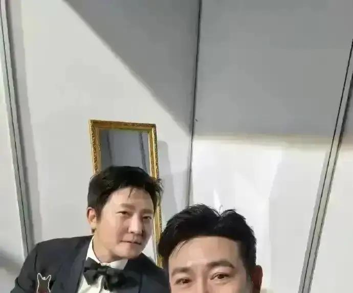 他和陆毅合作，从不签合同。
 
不是关系铁到不需要，而是他们的信任，早就走在了法