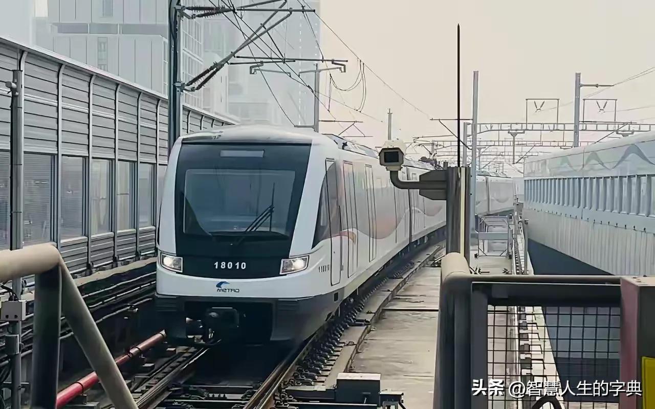 成都S13号线（龙泉至天府机场线）正处可研规划阶段，近日有网友建言，借鉴成都地铁