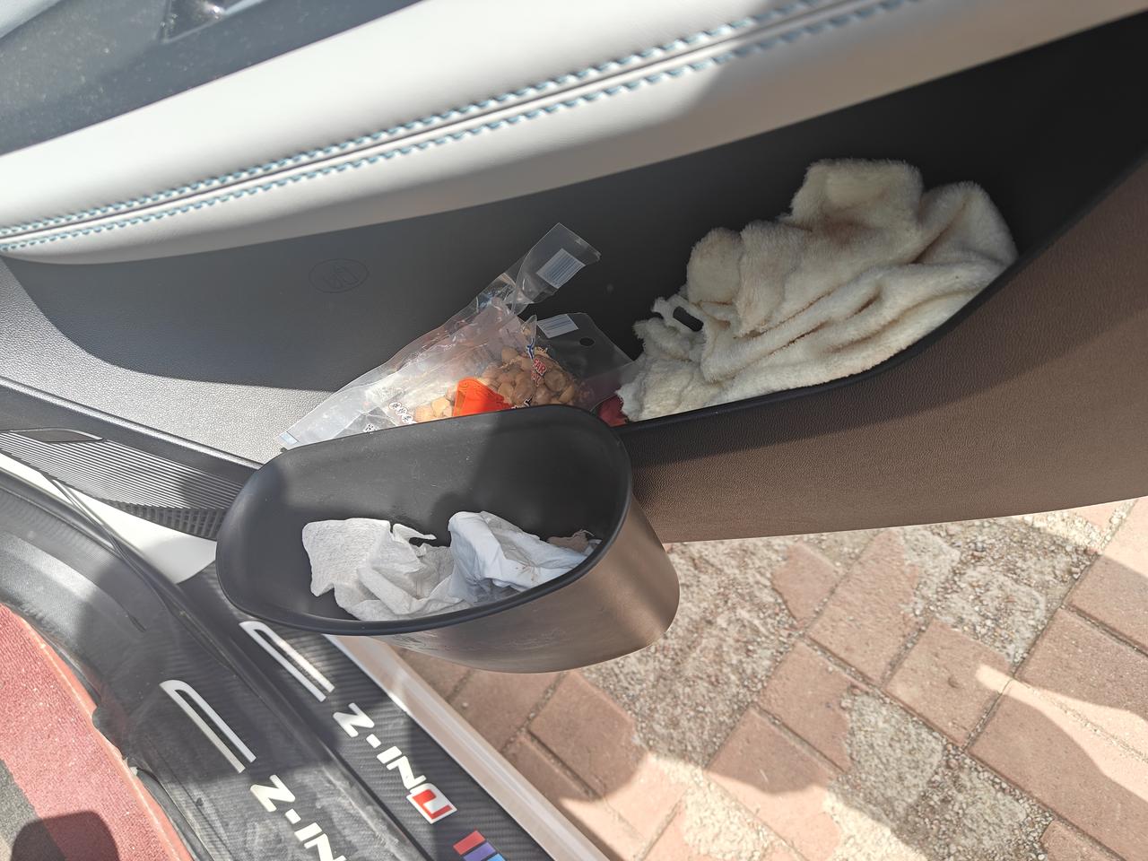 每次自驾出去玩的时候，老婆孩子在后面是一定要吃点水果零食的，要不好几个小时都路程