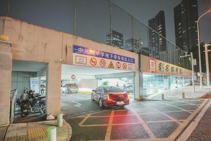 武汉多所中小学面向社会开放停车场，很多家长都很焦虑会不会大幅增加校园交通安全?之