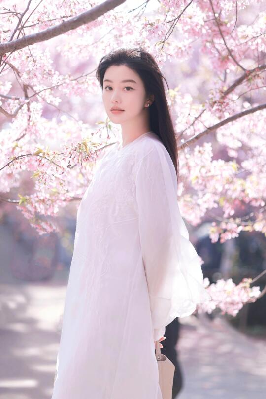 🌸樱花树下站谁都美