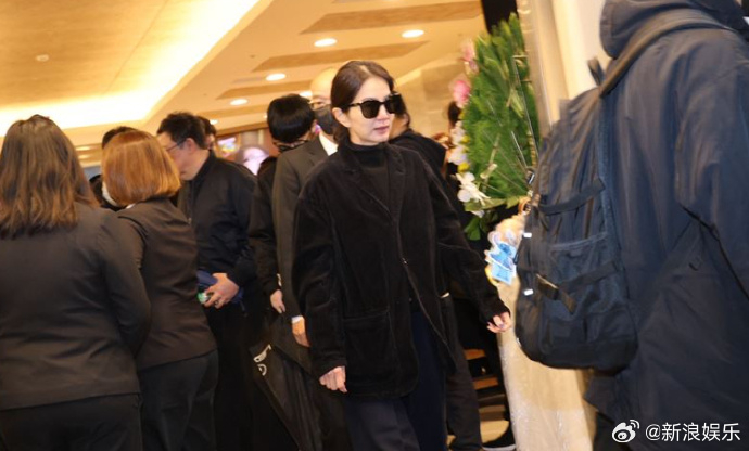Ella现身送别袁惟仁Ella哭红了鼻子 据台媒，现身袁惟仁告别式，公祭结束后步