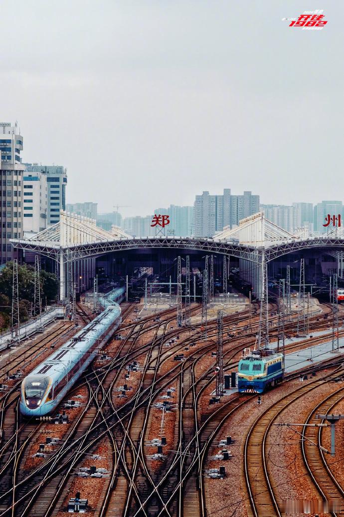 #张杰打卡郑州plog# ​​​张杰镜头中的郑州相当的美，他的郑州九宫格打卡作品