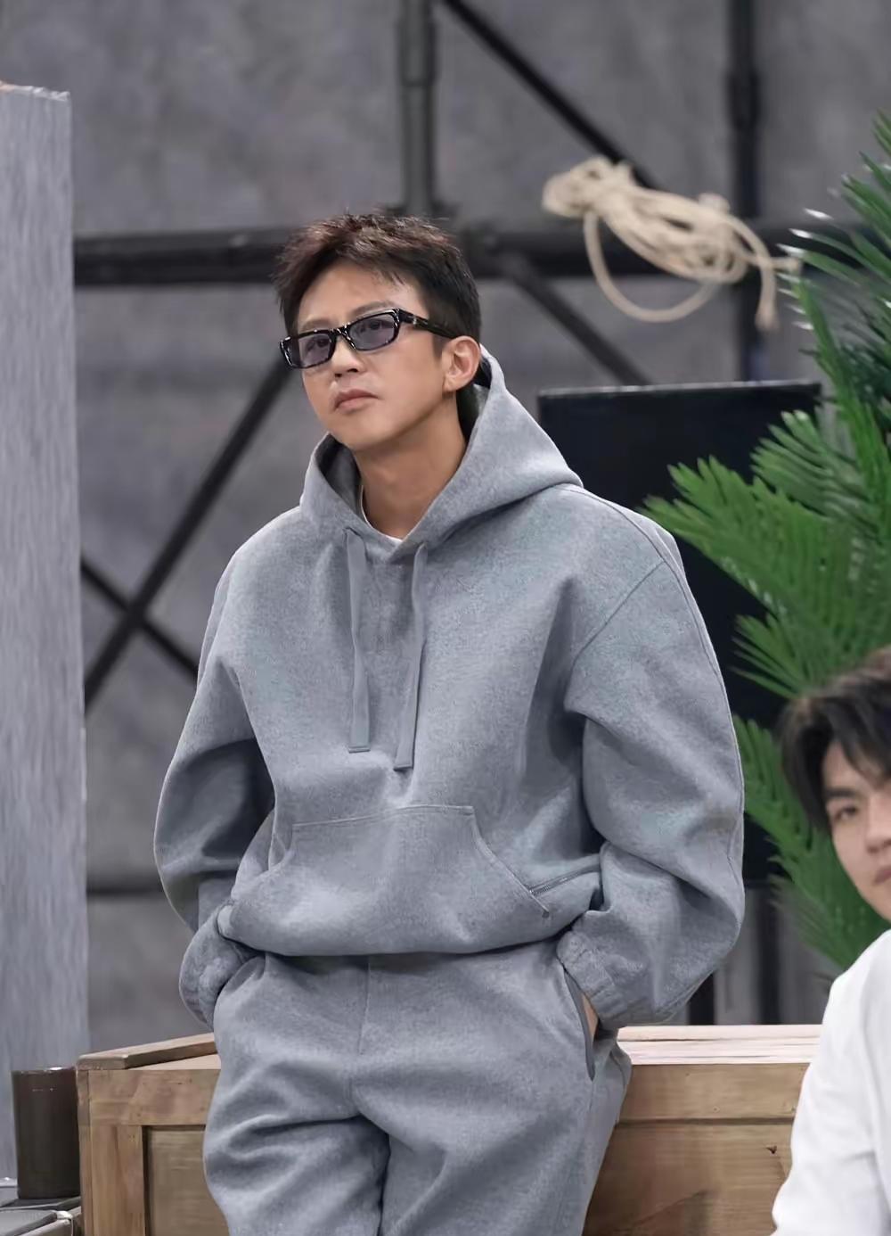 孙俪把餐盘往桌上一放，邓超腰围三天就变了！
这可不是饿出来的效果。
搁几年前