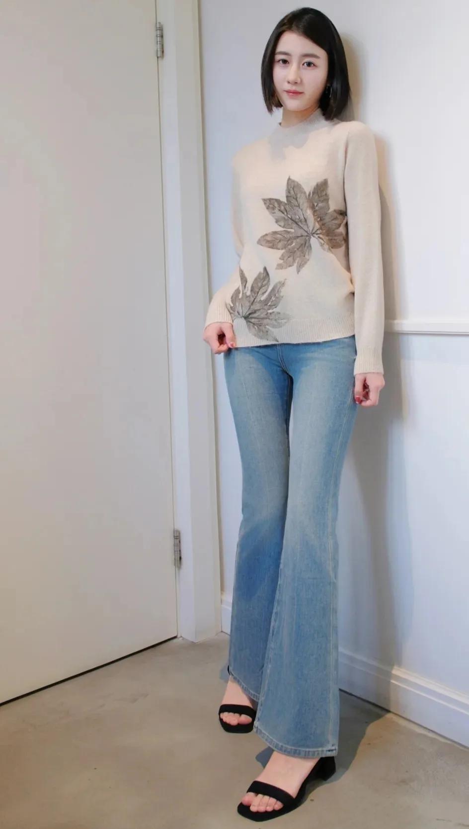 一片叶落，山河已秋；一阵风起，思念更浓。秋凉袭人，不禁牵挂心中之人。拾起落叶，回