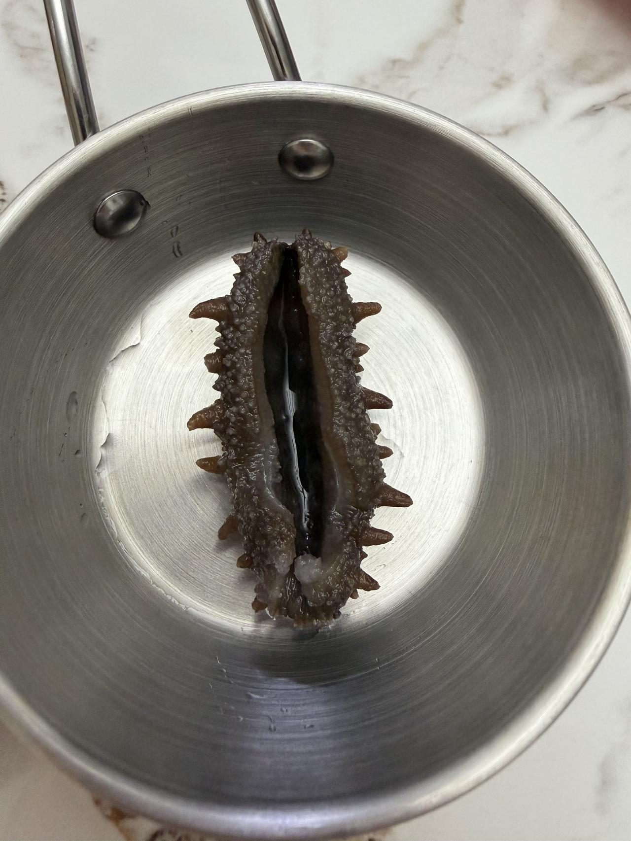 小海参在锅里泡澡啦！软糯Q弹的胶原蛋白，一口下去超满足～海参养生攻略 海参滋补养