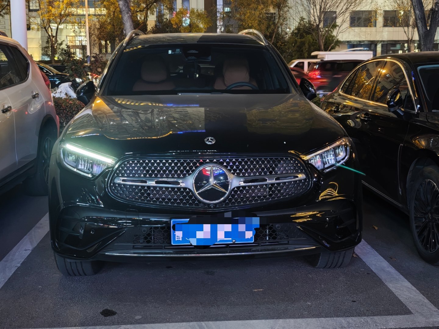 谁能看明白？这啥情况？车看上去是锁着的，里面也没有人～ 