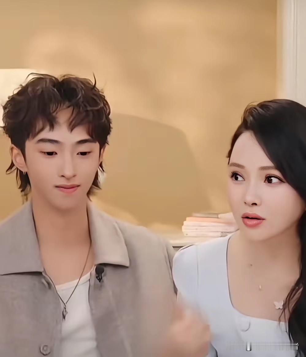 伊能静的儿子庾恩利越来越秀气了，虽然是明星家庭孩子，但是留学回来就业还是挺有压力