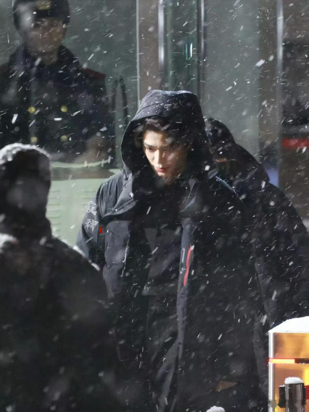 rm刷到丁禹兮这套春晚联排下班的雪中图，太有氛围感了，小丁可以考虑再来一部现偶，