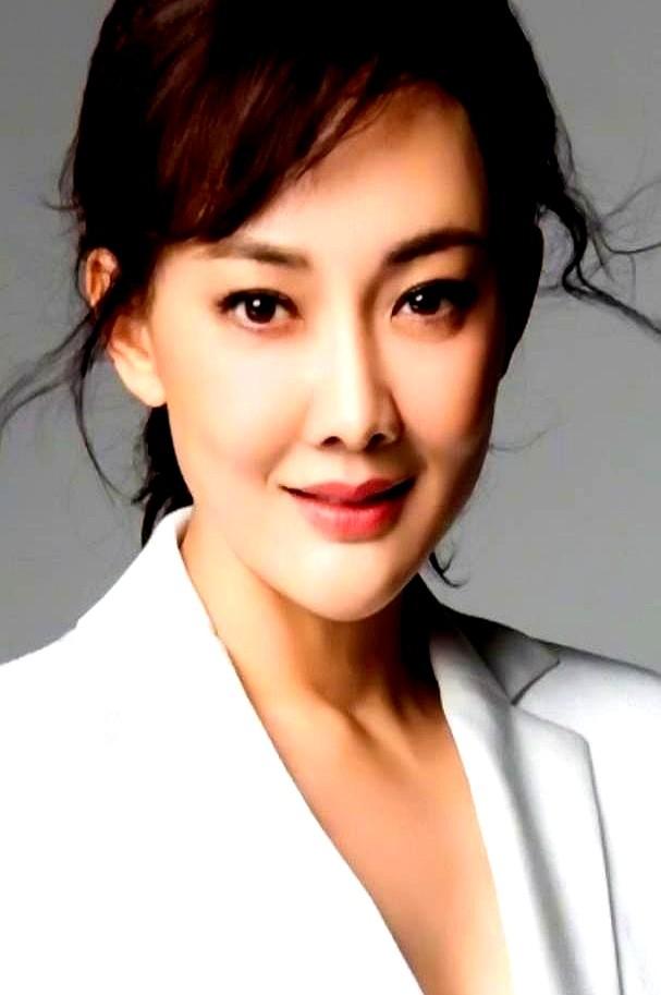 53岁的牛莉，最近在日本大阪街头被拍，直接把婚变传闻干得稀碎！

照片里，她跟圈