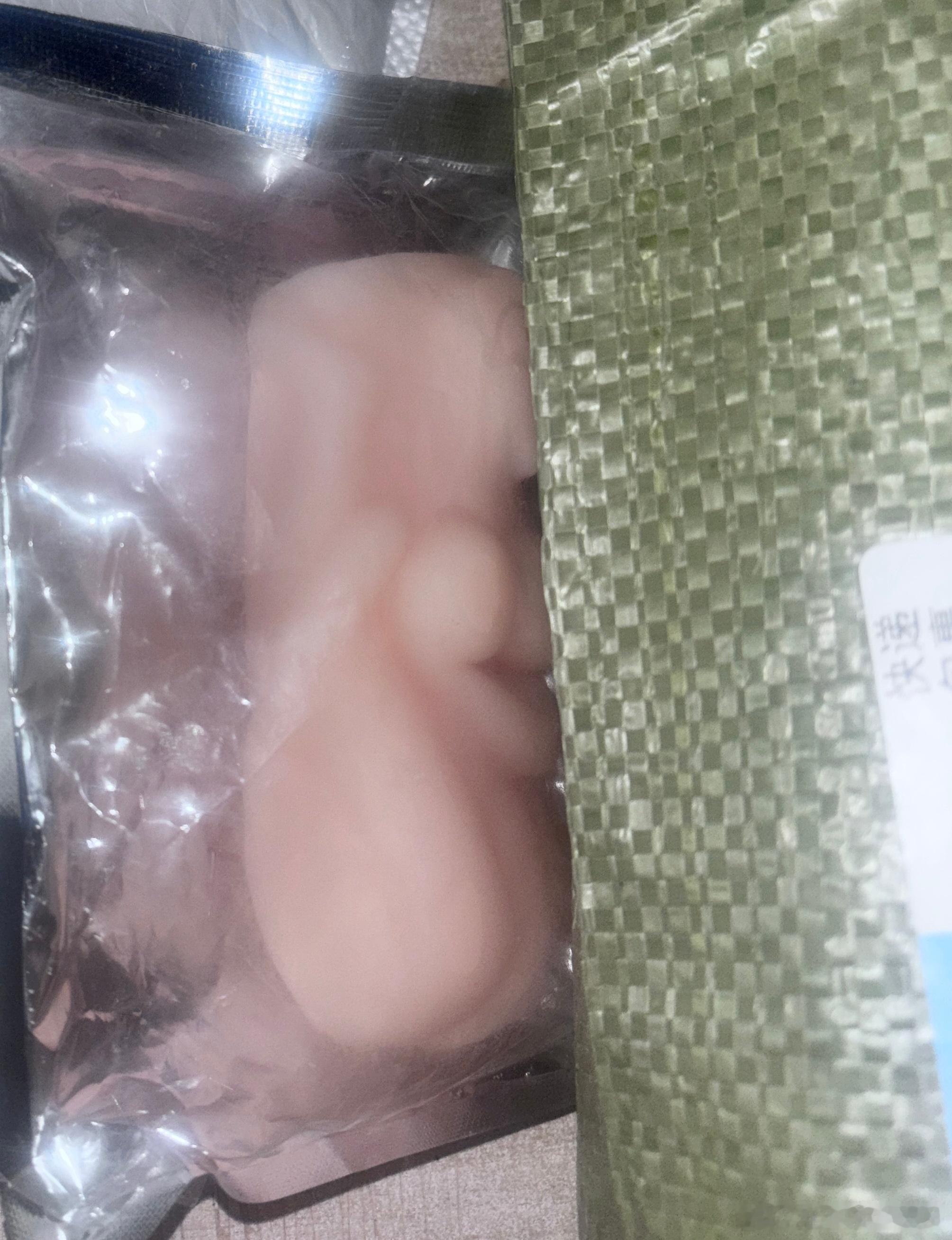 这届年轻人的压力真大，拿快递时看见从别人包裹里蹦出来一个…… 