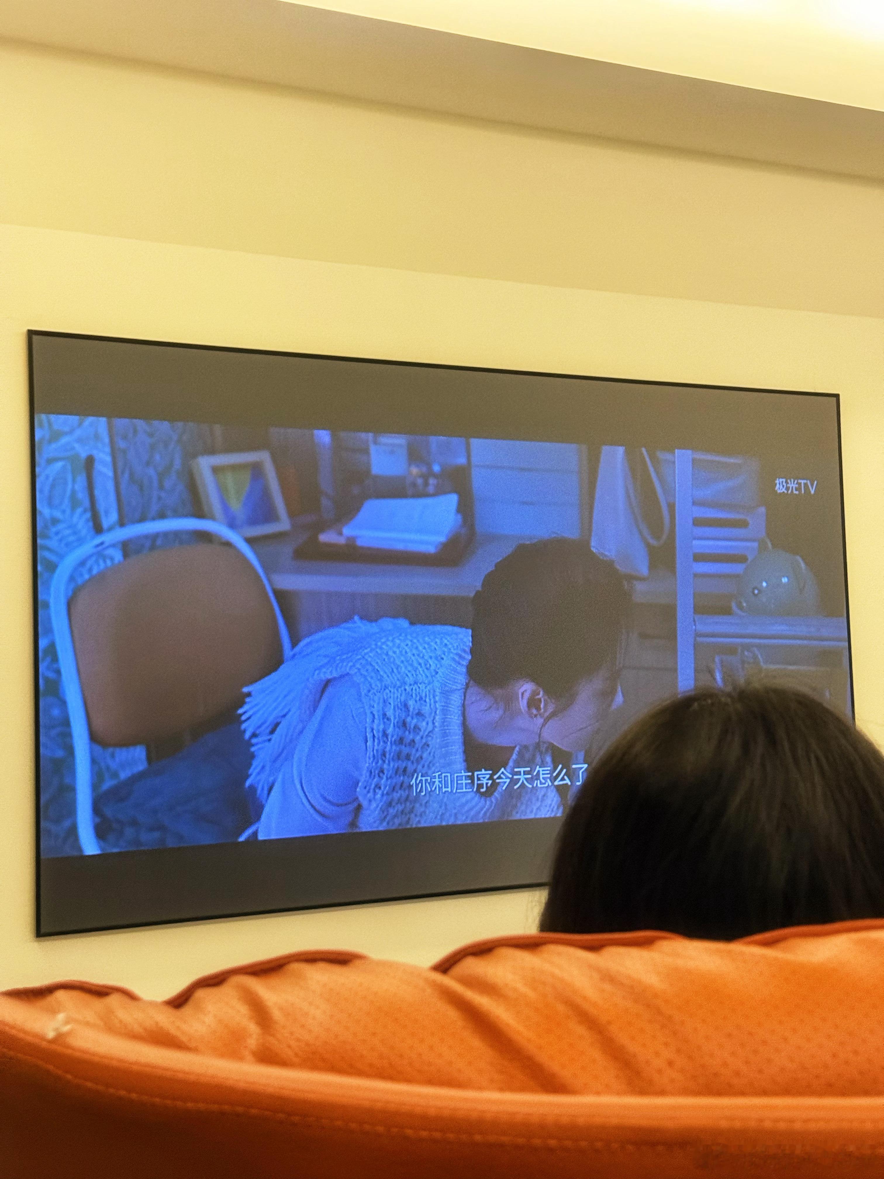 随机抽查：谁和我是同款追剧姿势骄阳似我