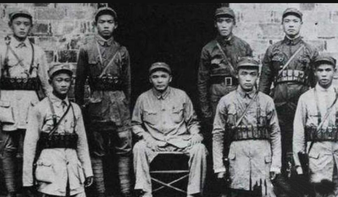 毛主席向徐海东借二千五百块大洋，徐海东派人送去五千块，并附信一封。

1935年