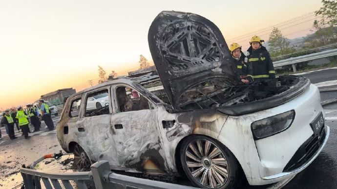 浙江台州奕境 X9 起火事件引发全网关注。根据官方通报，车辆刹停后遭到 50 吨