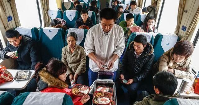 明明火车上有几千名乘客，却连十几份盒饭都卖不掉，究竟是何原因？

其实餐车主要是