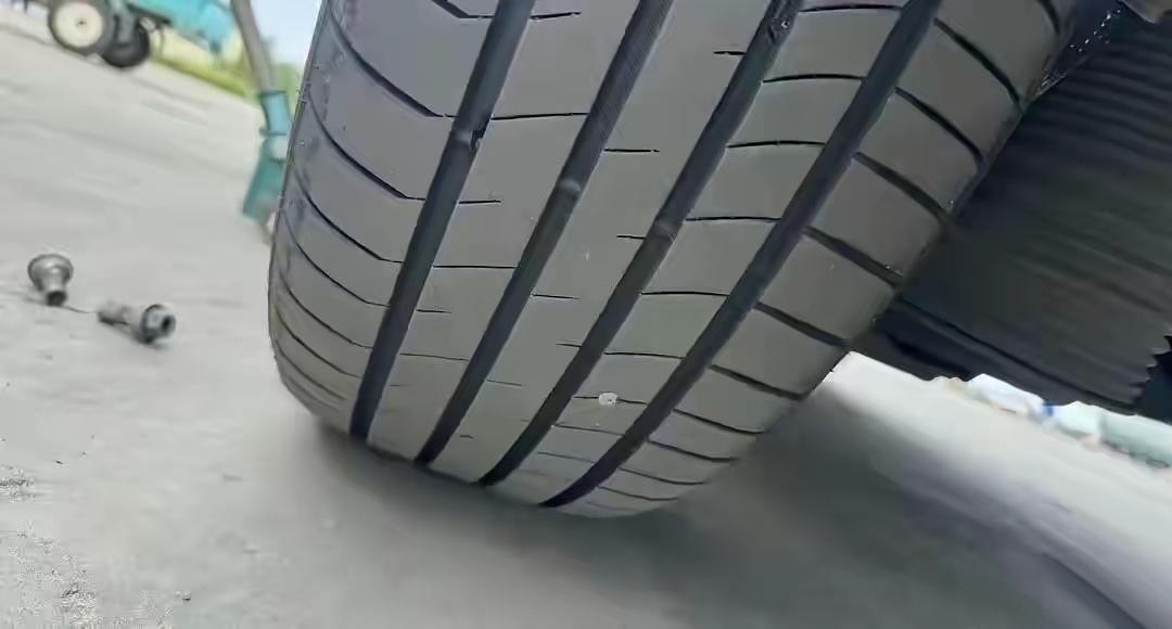 自驾噩梦！车停景区被扎胎，换胎300收1000！大量游客中过招，疑似人为撒钉！找