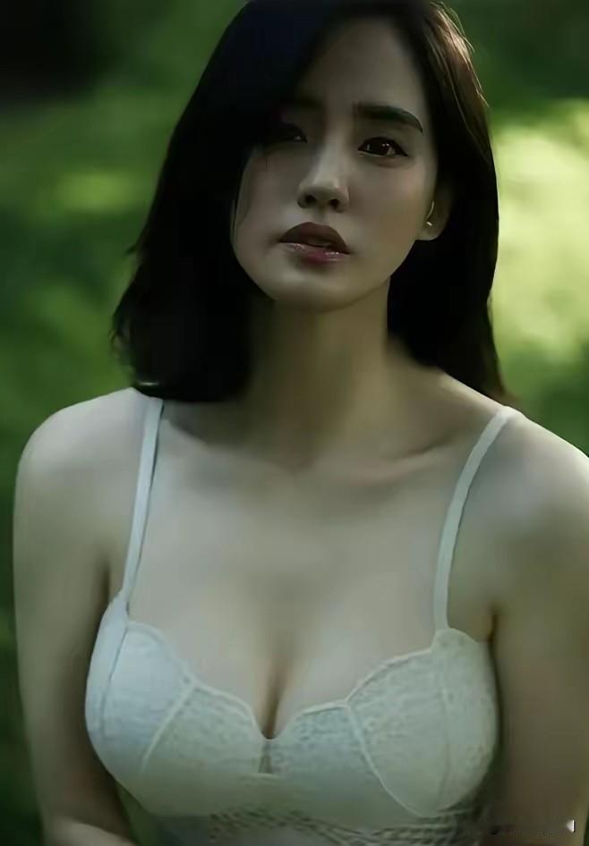 43岁的王智，凭什么又一次让无数直男心头一颤？很少有人知道，这位《夏洛特烦恼》里