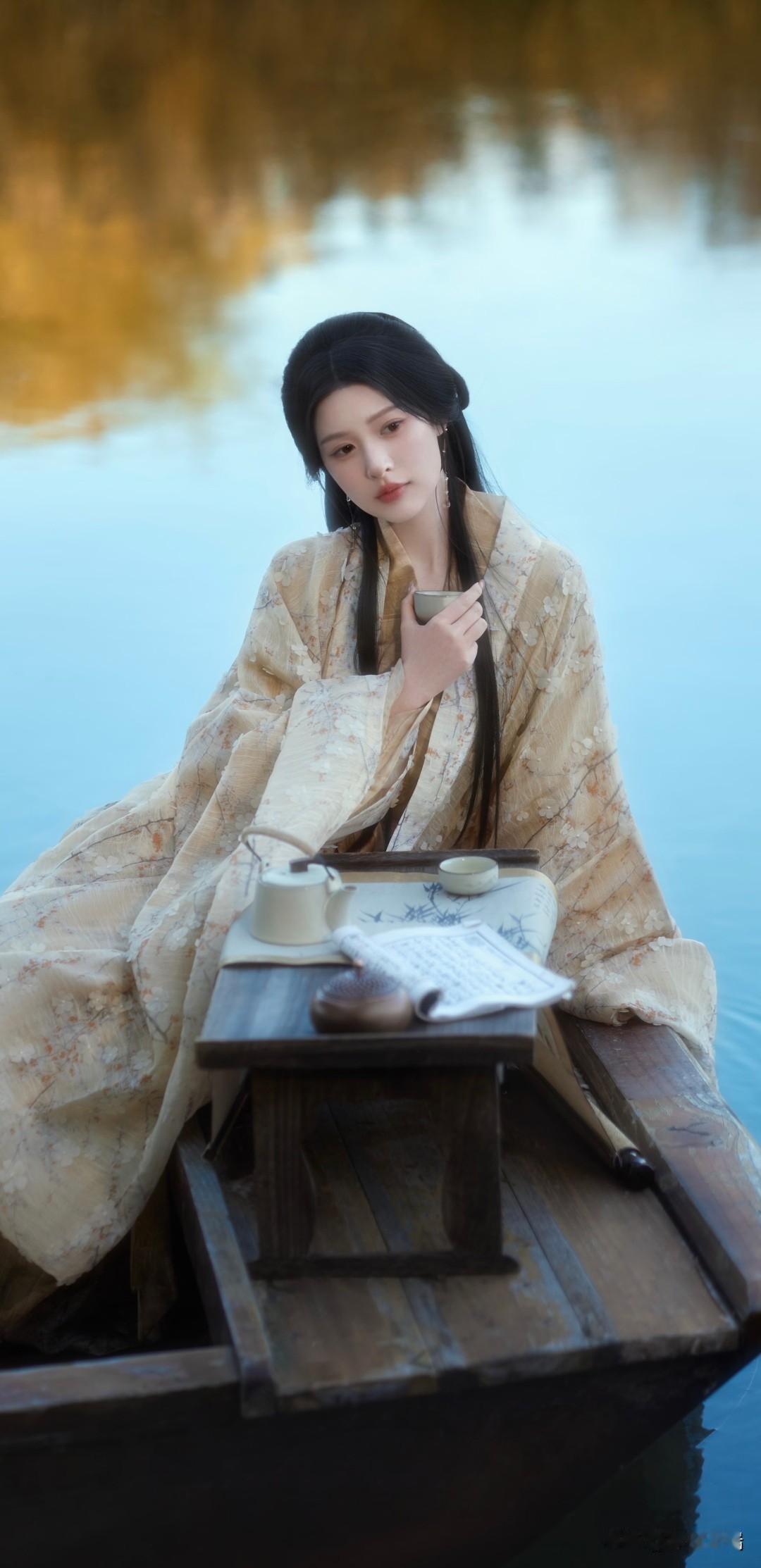 一叶乌篷船，载满姑苏城的秋冬午后三点的阳光透过岸边红杉树在船头洒下斑驳的光影。