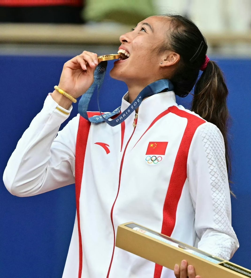 郑钦文00后新生代王牌，巴黎奥运会女单金牌得主，亚洲首位奥运网球单打冠军。发球力