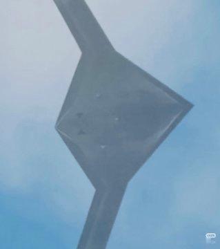 一架东方无人隐形轰炸机新照曝光。
这架轰炸机的大小与美国有人驾驶的B-21轰炸机