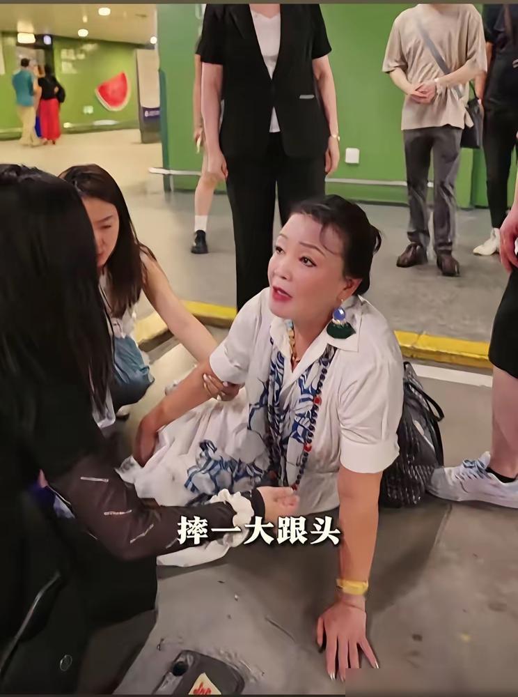 67岁张兰机场摔倒，第一反应不是求助，而是冲人群大吼“都别动”！你以为这是要强？