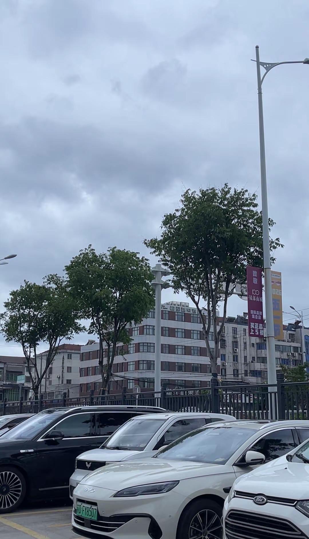 太想你了所以脑子一热一脚踩下油门来到了你的城市只是想看看你生活的城市是什么样子也