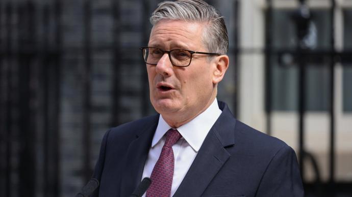 英国首相又辞职，
司空见惯人尽知。
你方唱罢我登场，
不知表演到几时。