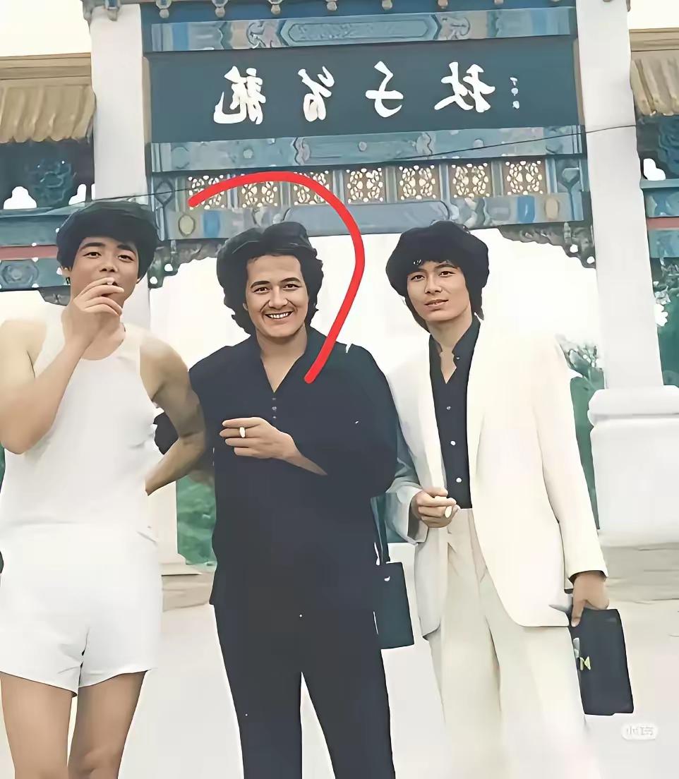中间这位大叔是谁？
他的发型很时髦，就算是冯巩、朱时茂见了都是甘拜下风的存在
他