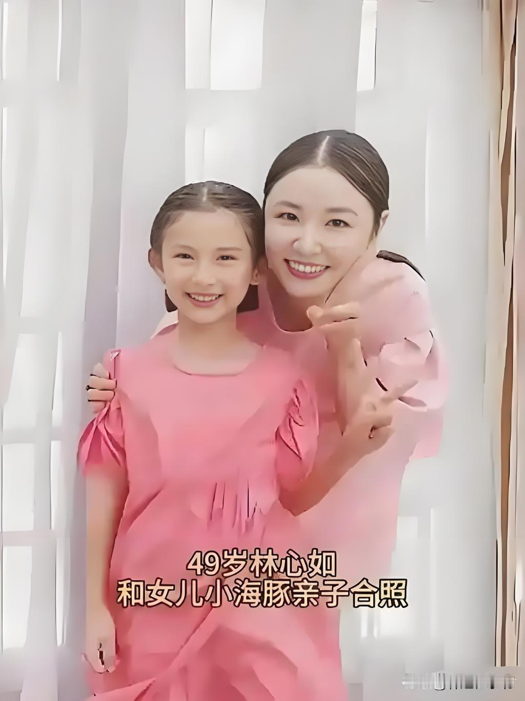 林心如母女粉色亲子合照，你们觉得小海豚更像妈妈还是爸爸？