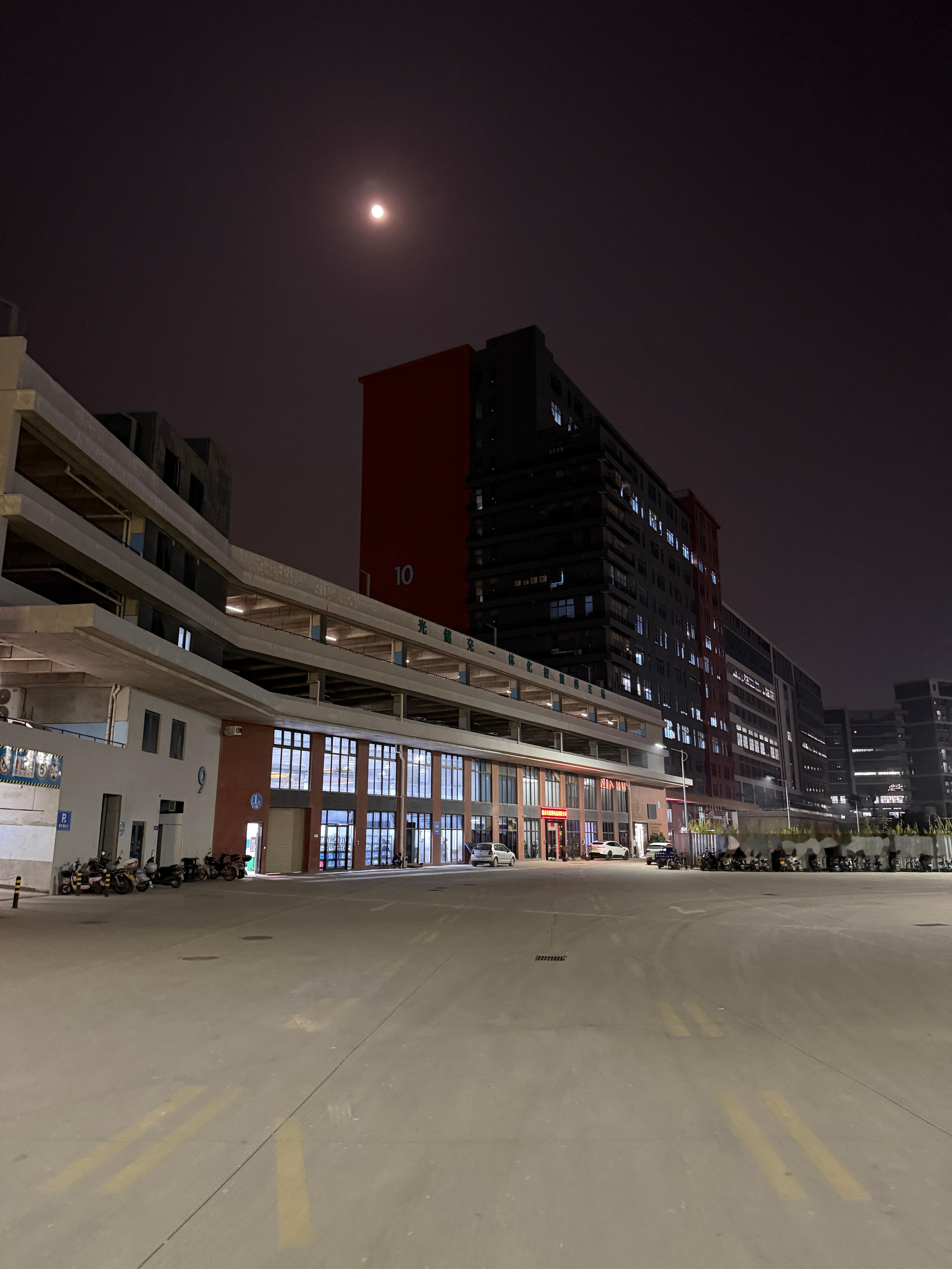 图中亮灯的这两层就是超薄壳工厂，差不多六千平，楼上是停车场，这也可以说是独栋了 