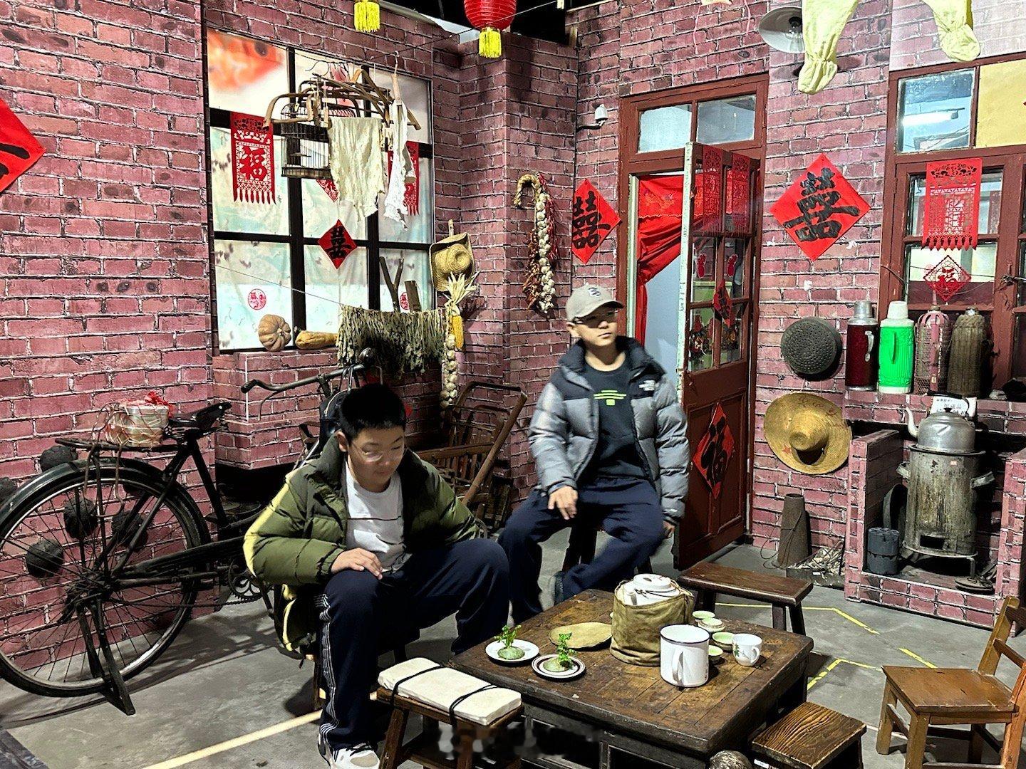 这位柜台抓药的先生是我们家弟弟，扮相还不错。哥哥在大书架上拿了一本儿天津通志，让