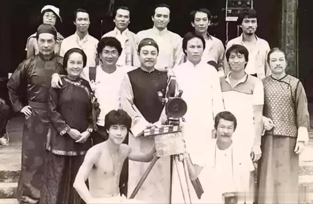 当年万人空巷的《大侠霍元甲》剧组主演合影
