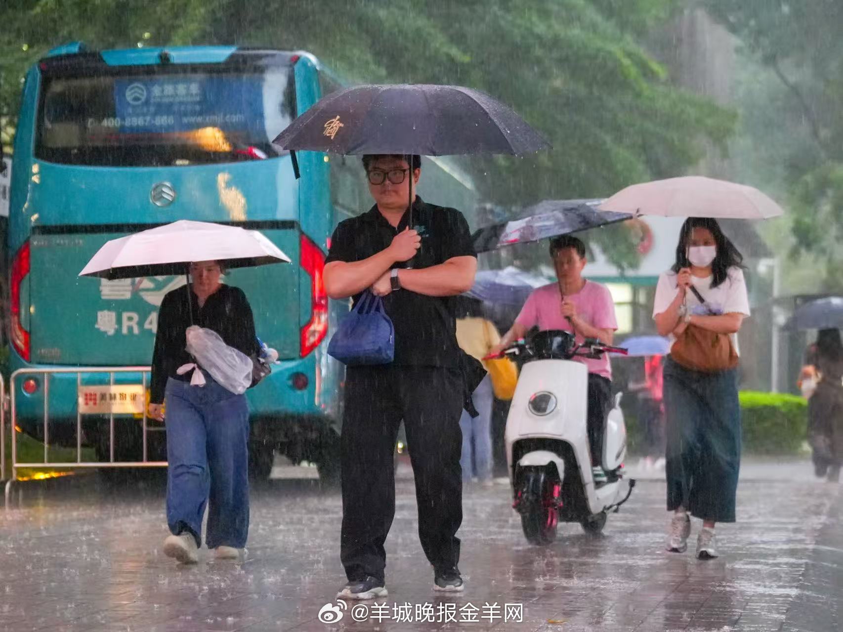 【多地雨量已“破百”，#明后天广东局地或现特大暴雨#】受活跃的低涡系统影响，8月